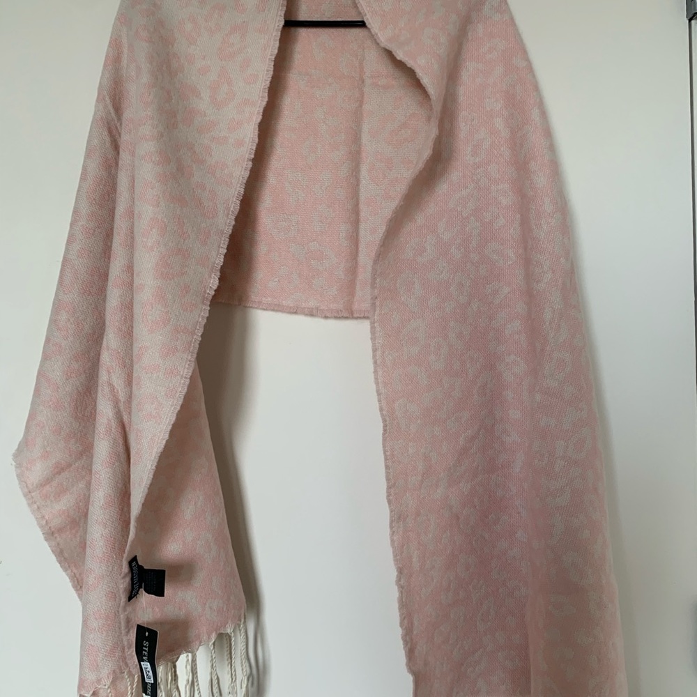 Steve Madden, pink leopard print scarf, new!